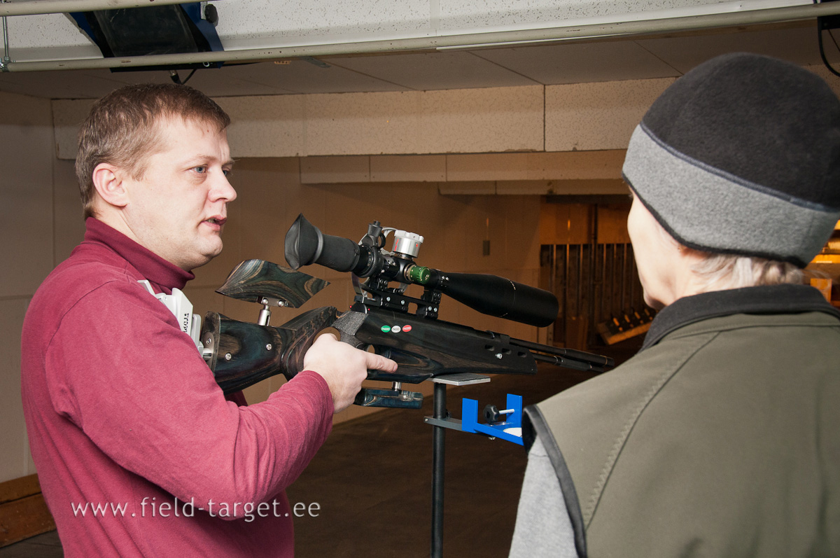 Mati Jaeski, klubist MÄLK, laseb Heli püssiga